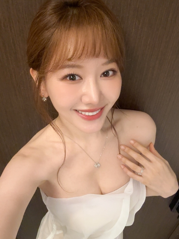 Nụ cười tỏa nắng cùng làn da mịn màng