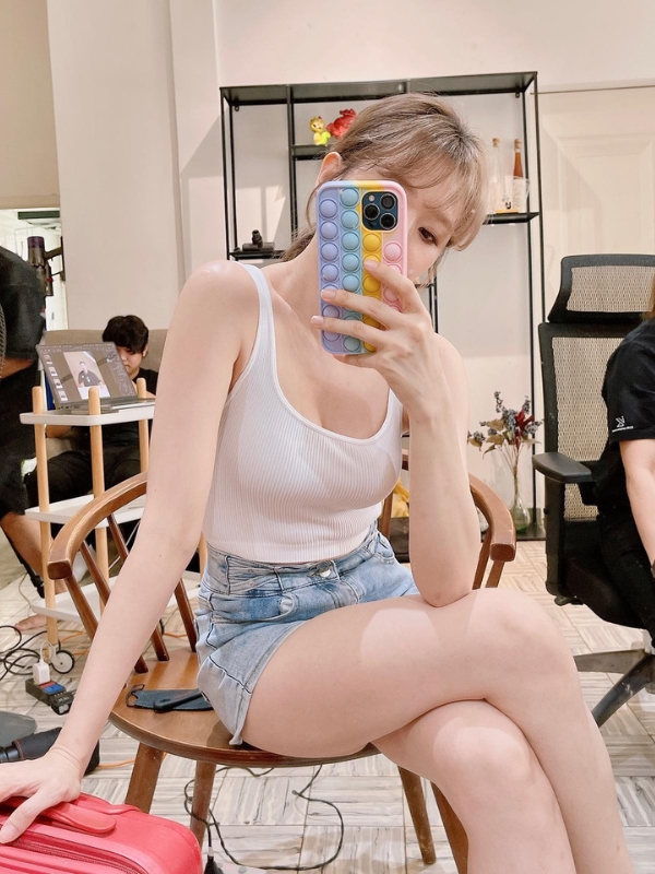 Hari Won tạo dáng cực xinh bên gương