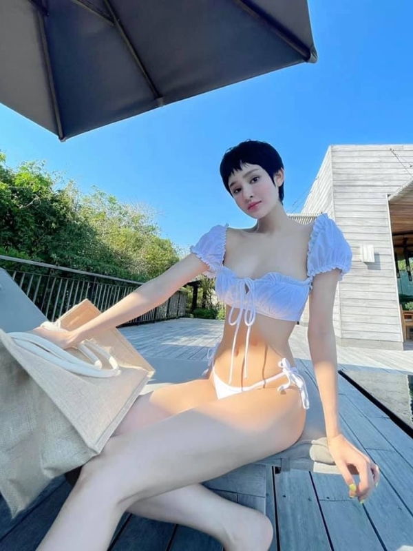 Hiền Hồ bikini khoe dáng đẹp khi thư giãn ngoài trời