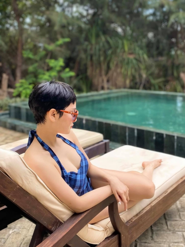 Nụ cười rạng rỡ bên hồ bơi xanh trong mát