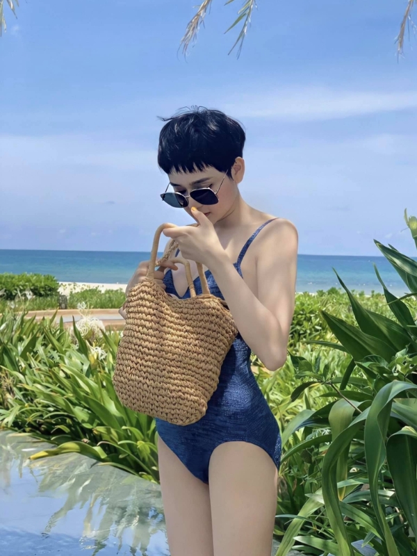 Ánh mắt hút hồn trong bộ bikini xanh quyến rũ