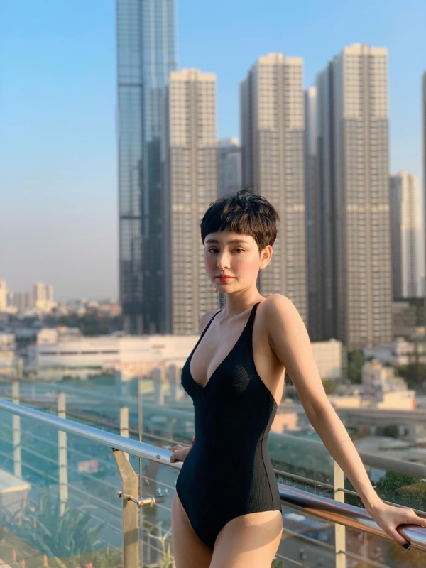 Hiền Hồ khoe dáng gợi cảm trong hồ bơi sang trọng