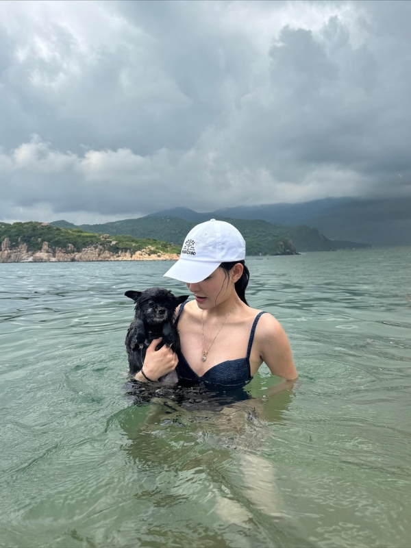 Bikini xanh đen tôn lên nét quyến rũ dịu dàng