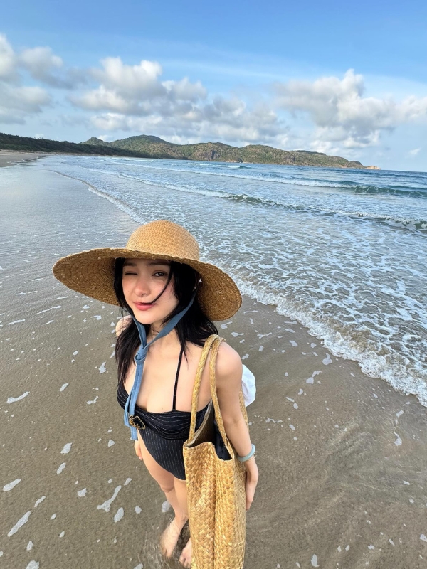 Vẻ đẹp tinh khôi khi dạo bước trên bãi cát mịn