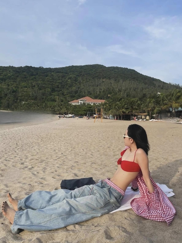 Bikini đỏ nổi bật giữa khung cảnh biển nên thơ