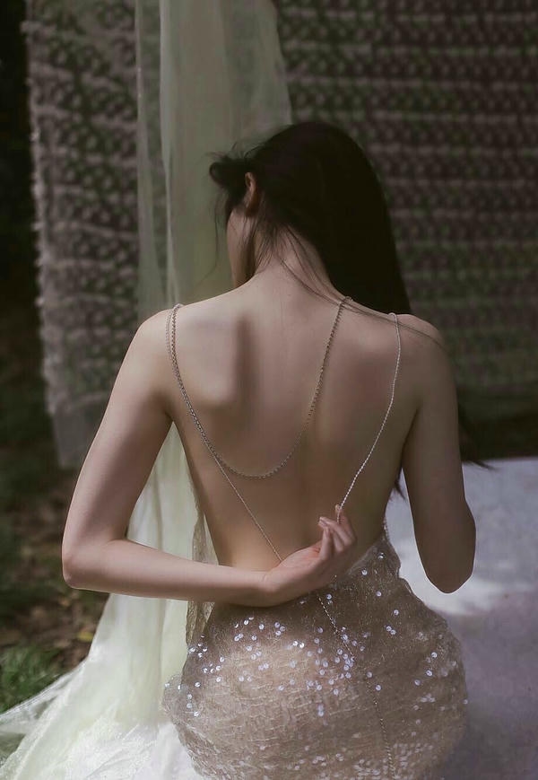 hình ảnh chụp từ phía sau con gái