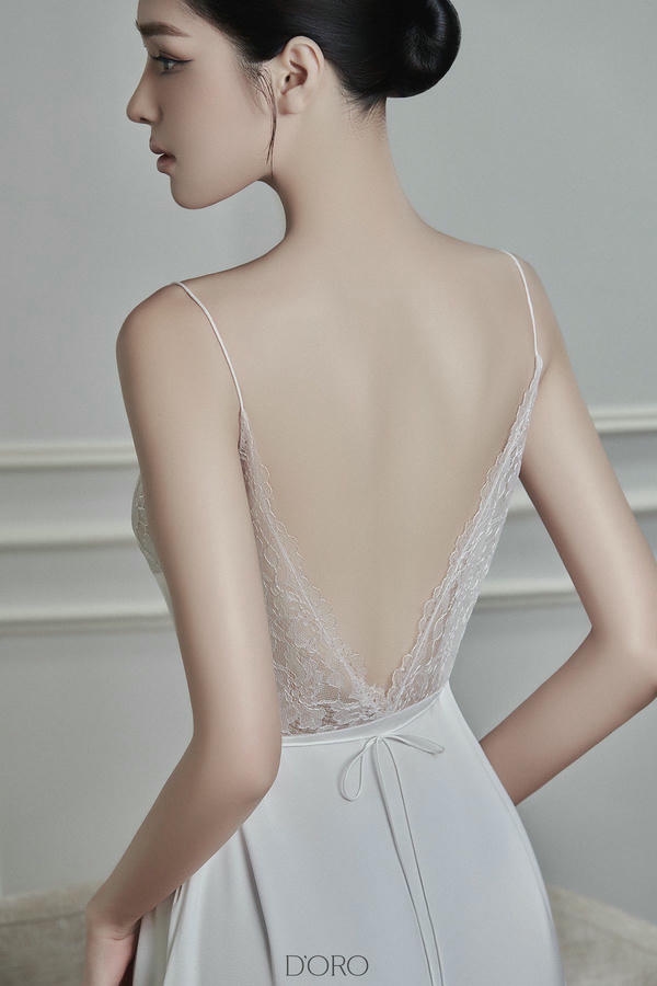 hình ảnh chụp từ phía sau lưng cô gái