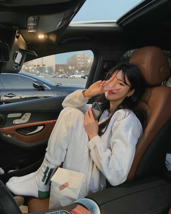 h&igrave;nh ảnh chụp từ trong xe oto con g&aacute;i