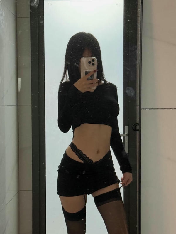 hình ảnh nữ chụp trước gương che mặt khoe dáng