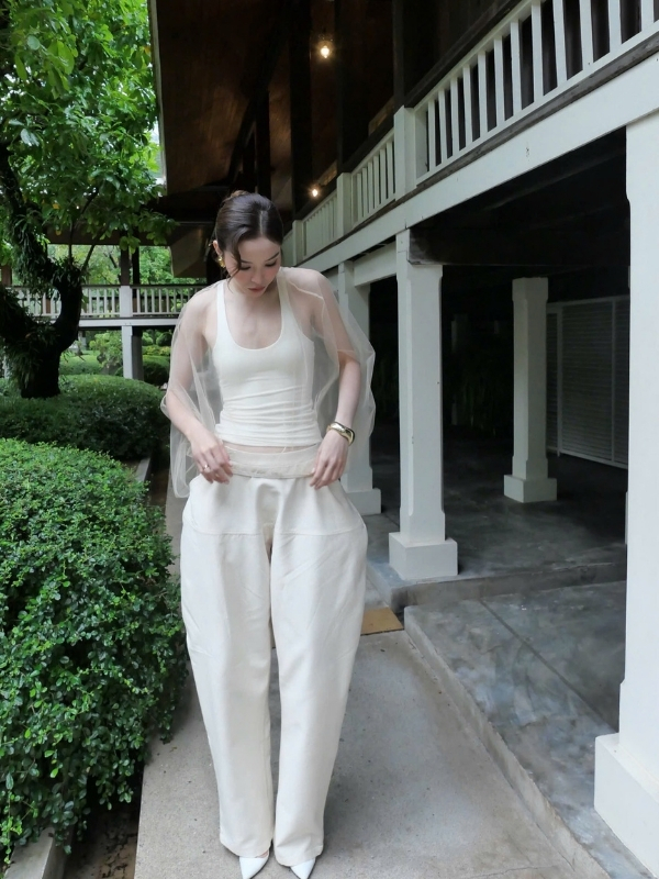 Thanh lịch và hiện đại với set đồ trắng