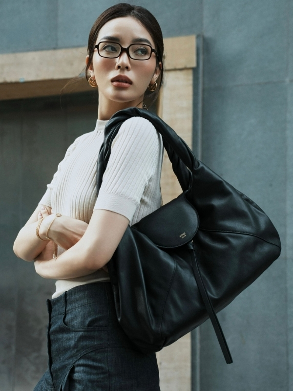 Phong cách năng động cùng túi da đen bản to