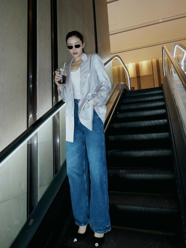 Kính đen cùng áo sơ mi rộng đầy phong cách