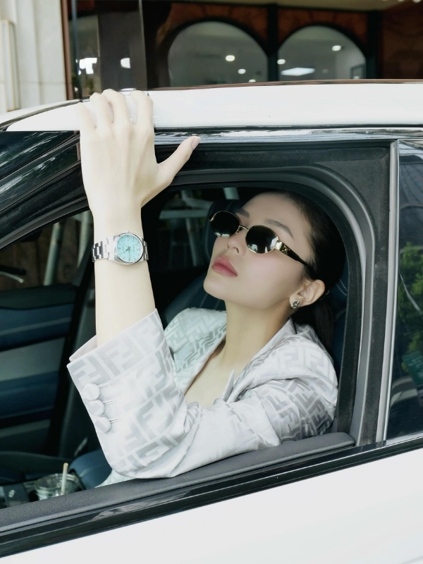 Thần thái sang chảnh sau vô lăng