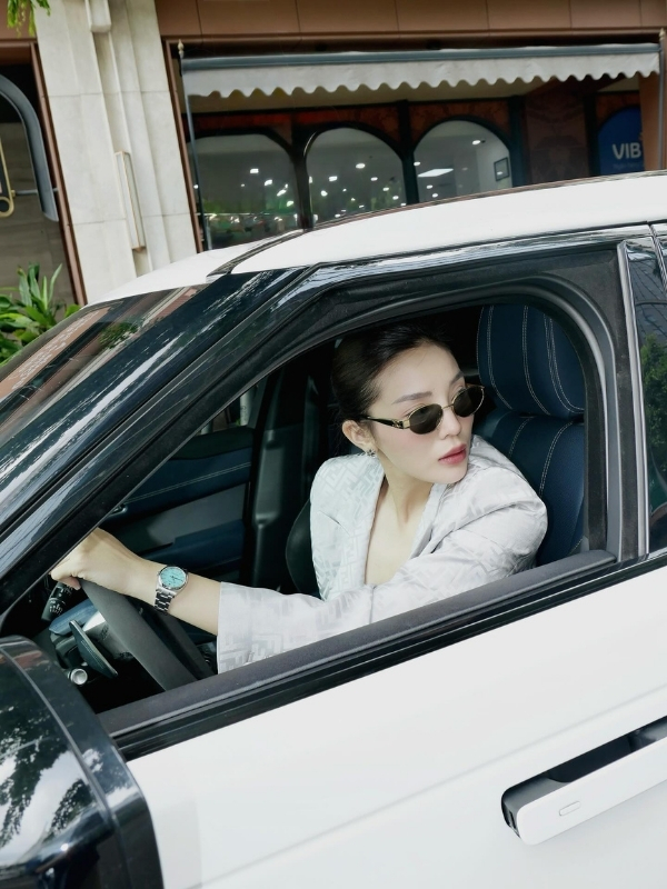 Vẻ đẹp quyền lực cùng chiếc kính đen cá tính