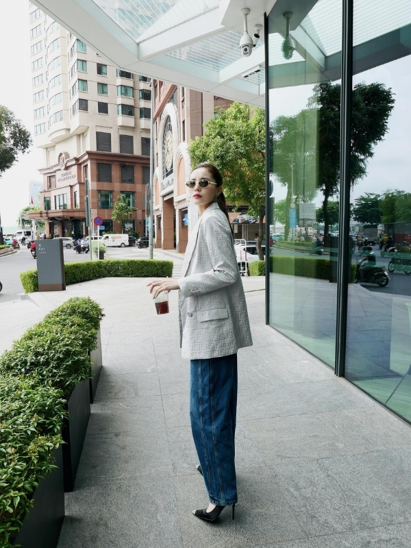 Bộ vest xám mang phong cách thanh lịch hiện đại