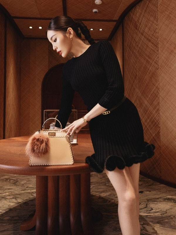 Váy đen ngắn khoe trọn thần thái quyến rũ