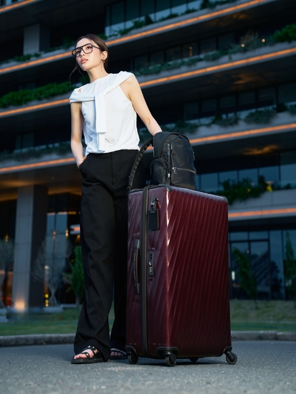 Năng động cùng vali đỏ nổi bật giữa phố