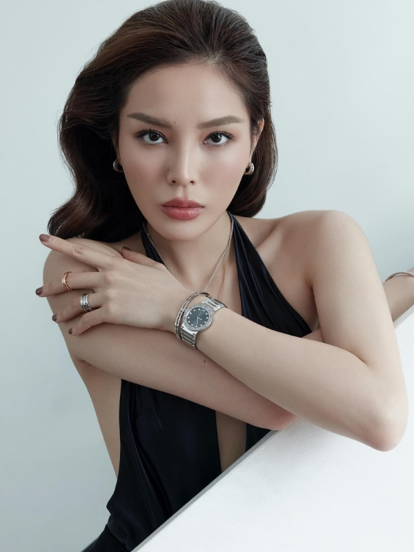 Ánh mắt sắc lạnh, phong cách quyền lực nổi bật