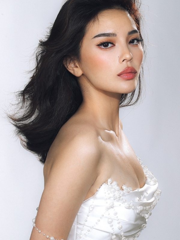 Vẻ đẹp tinh khôi, quyến rũ trong ánh sáng