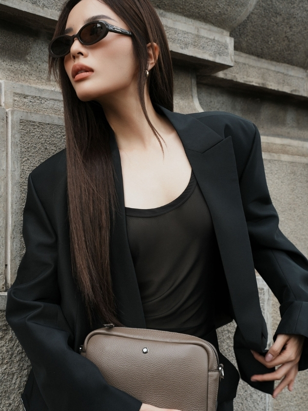 Thanh lịch trong set đồ đen cùng túi xách sang trọng