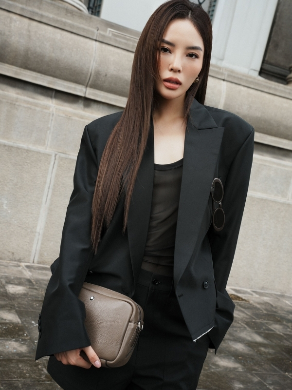 Tạo dáng tự tin, phong cách thời thượng nổi bật