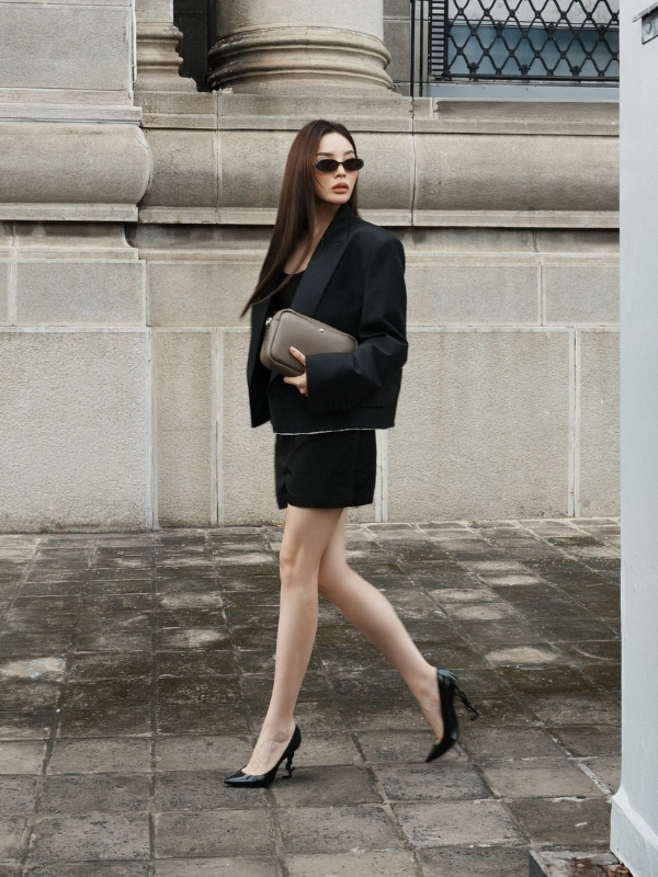 Vẻ đẹp quyền lực trong bộ suit tối giản