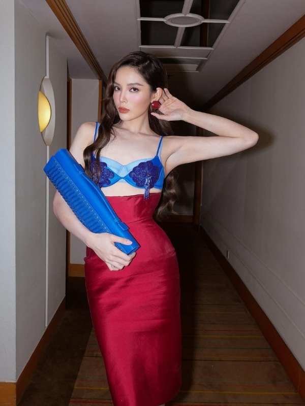 Váy dạ hội xanh đỏ, quý phái và cuốn hút