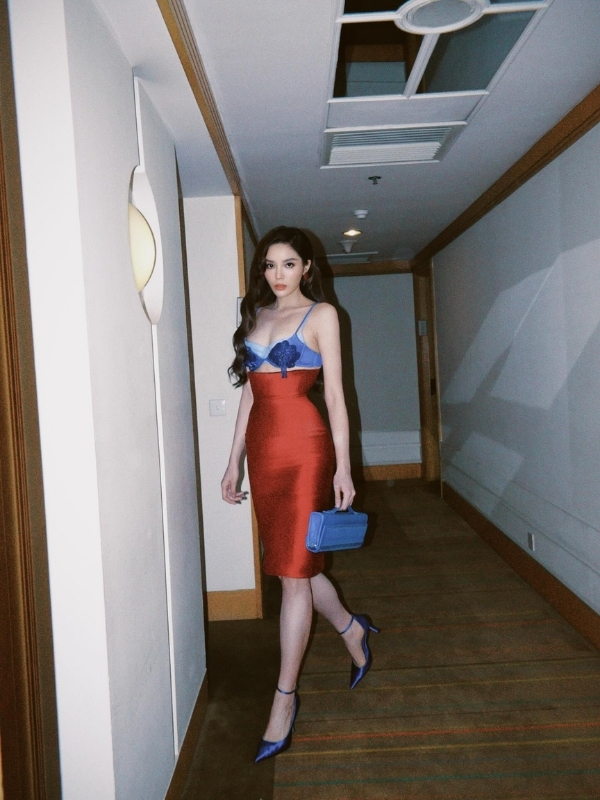 Sải bước tự tin trong bộ váy sang trọng