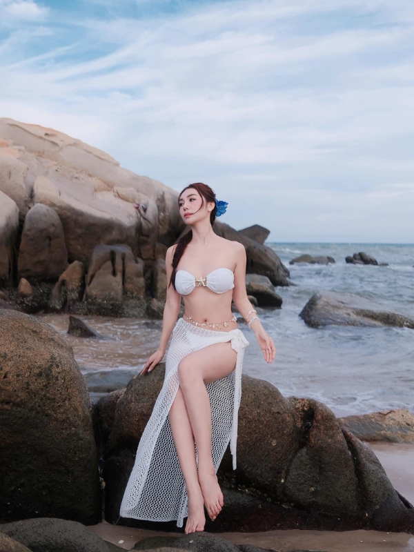 Vẻ đẹp quyến rũ hòa cùng khung cảnh biển trời