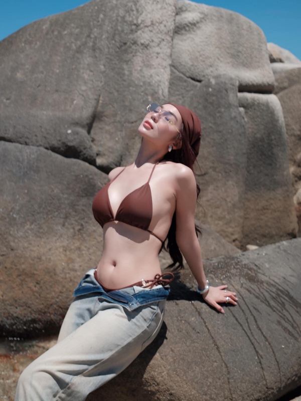 Nụ cười rạng rỡ tỏa sáng dưới ánh nắng