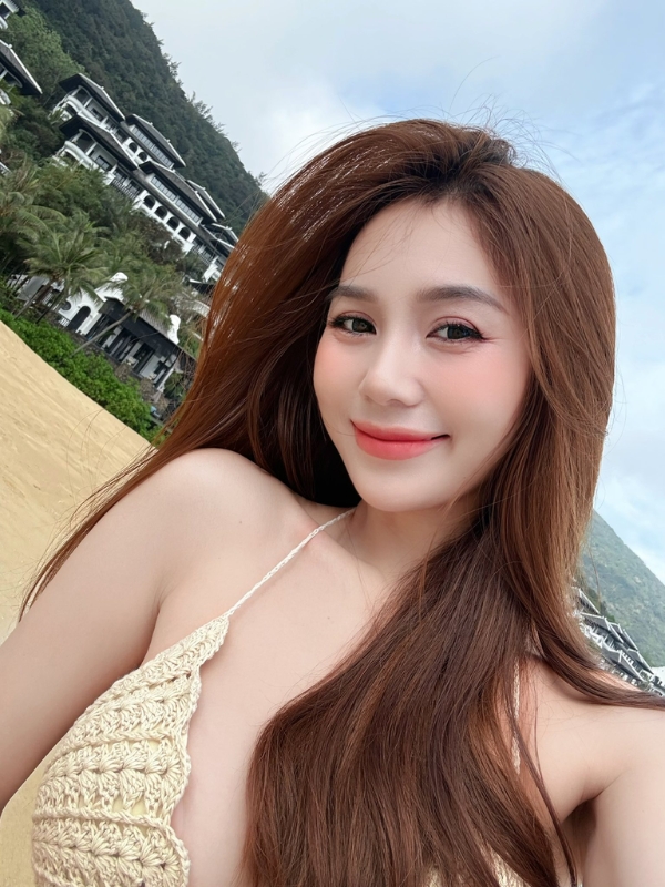 Hoàng Kim Chi mặc bikini sexy