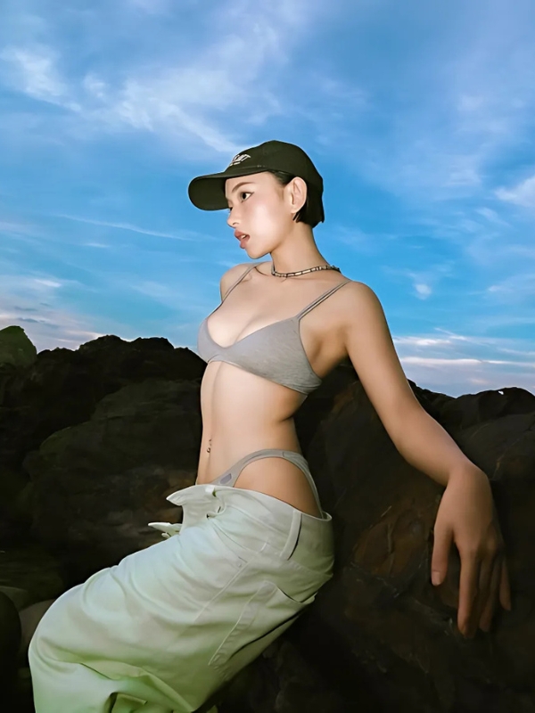 Hot girl tạo dáng với quần jeans