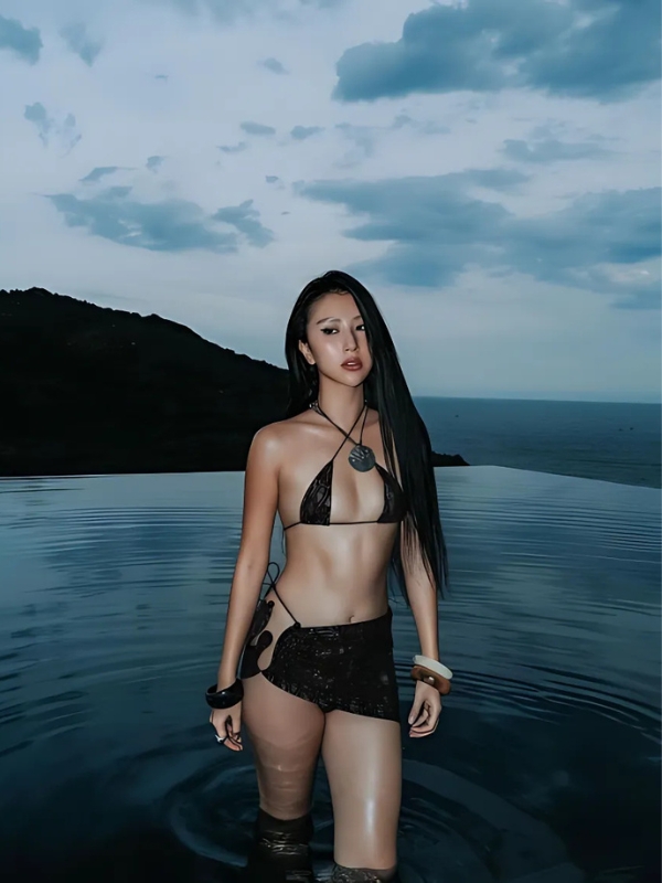 Hot girl cá tính bên hồ nước đen