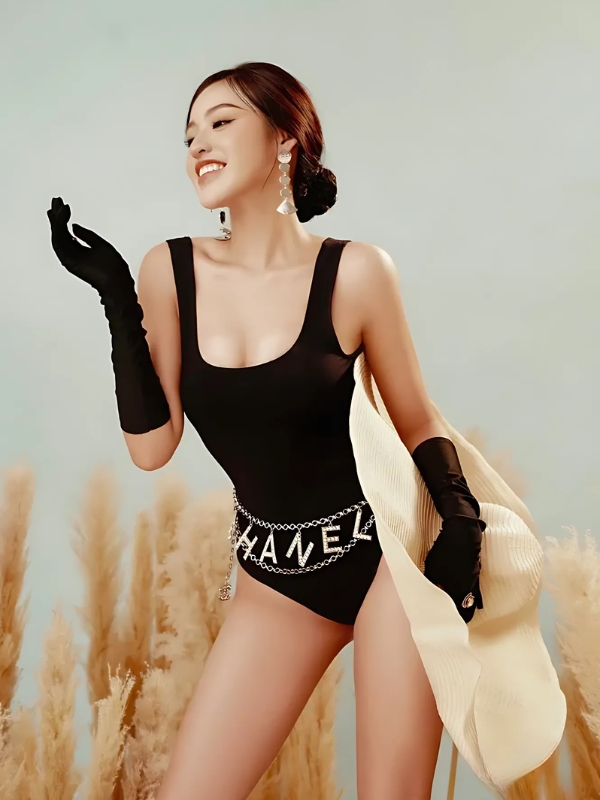 Hot girl mặc bodysuit đen thời trang