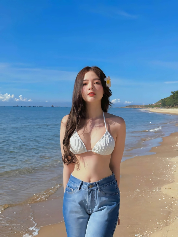 Hot girl khoe eo thon trên bãi biển