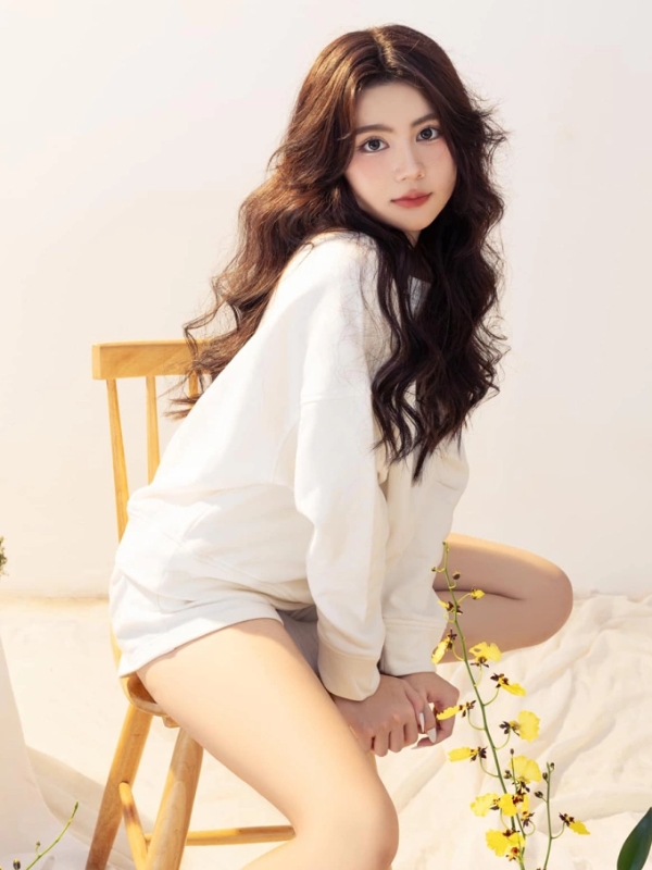 Hot girl mặc áo len trắng dễ thương