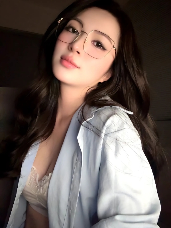 Hot girl đeo kính tạo dáng sexy