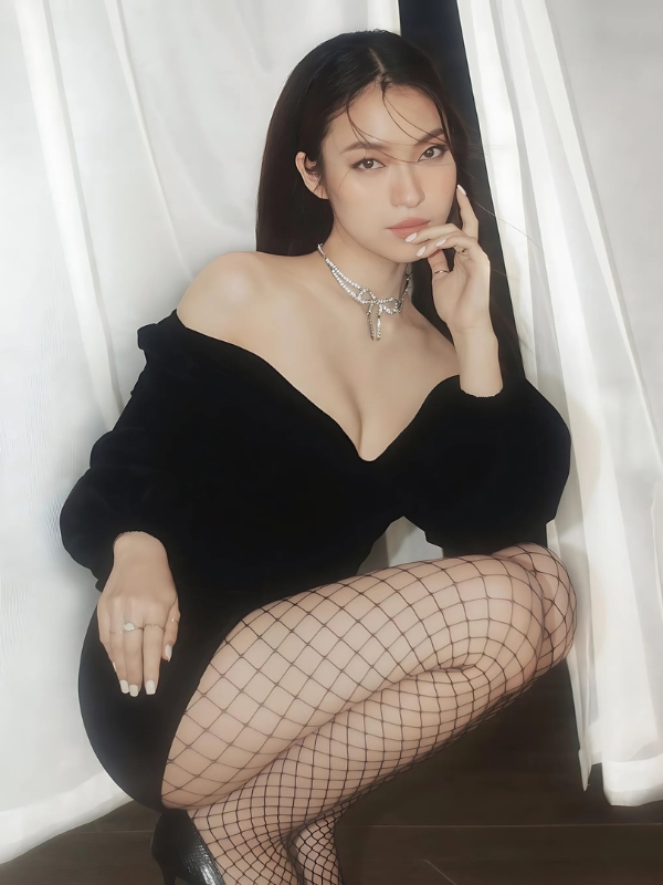 Hot girl mặc váy lưới đen cực cuốn