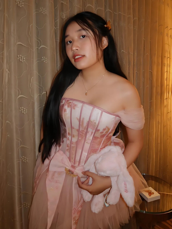 Hot girl váy corset hồng cổ điển