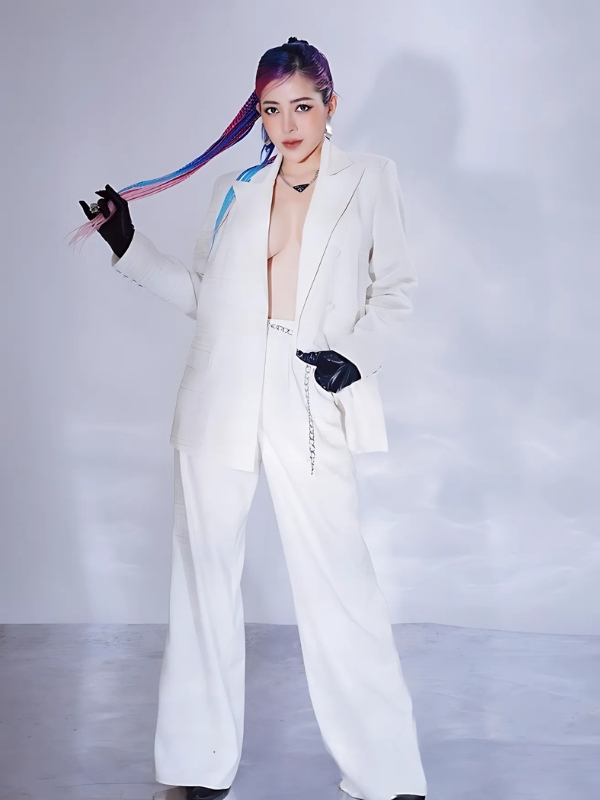 Hot girl tóc tím diện suit trắng