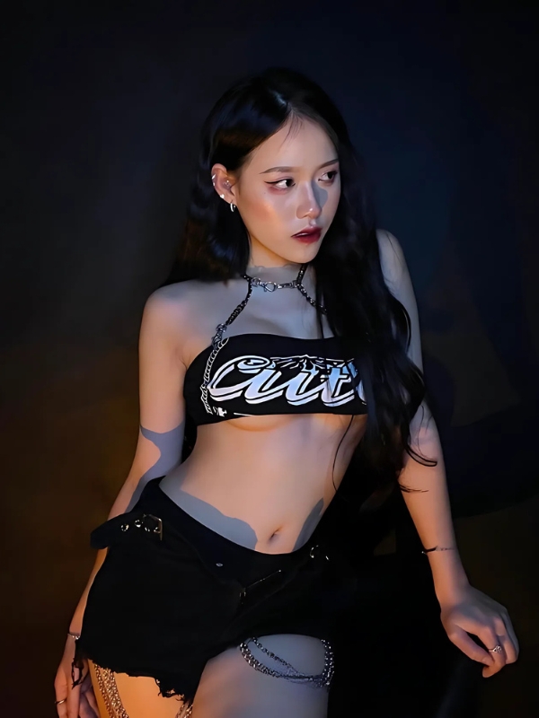 Hot girl mặc croptop đen cực chất