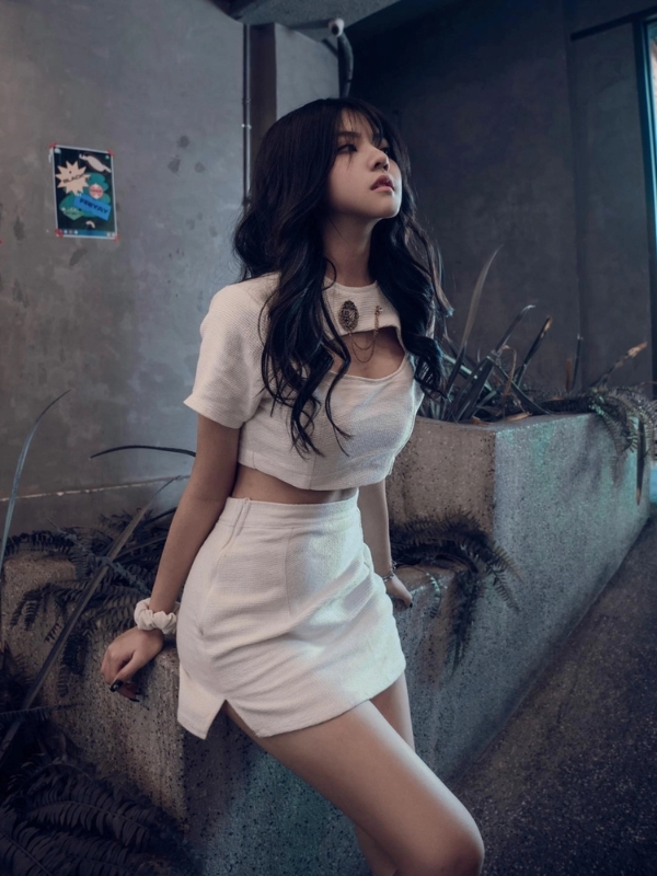 Hot girl tóc uốn nhẹ đầy thần thái