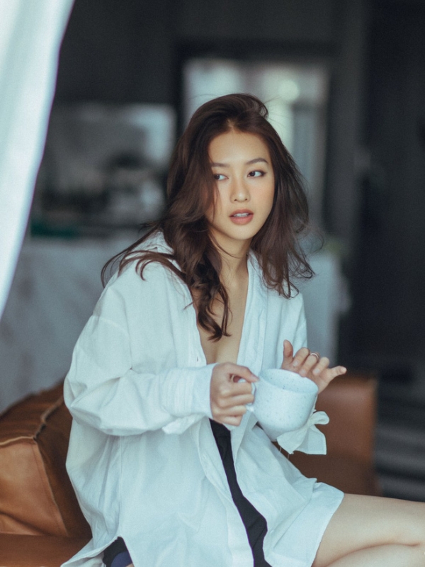 Hot girl áo sơ mi trắng gợi cảm