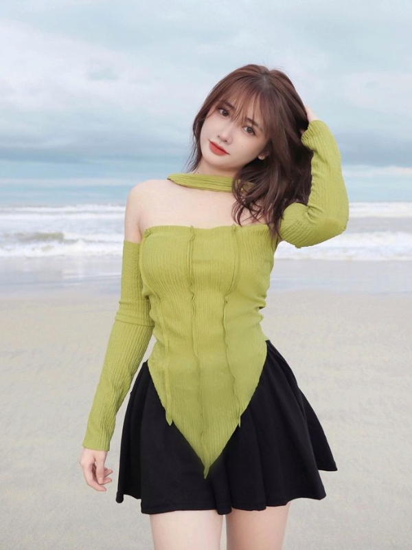 Hot girl diện váy xanh đi biển