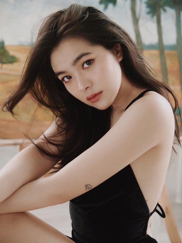 Hot girl mặc áo hai dây tạo dáng