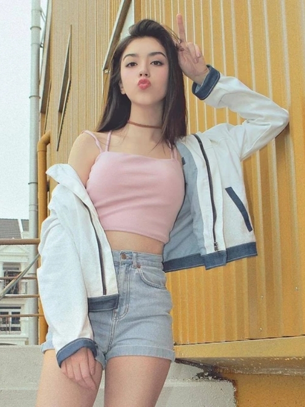 Hot girl áo hồng khoe vòng eo thon