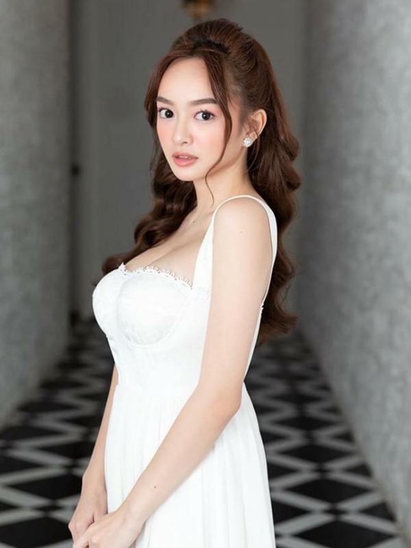 Hot girl váy trắng khoe vai trần