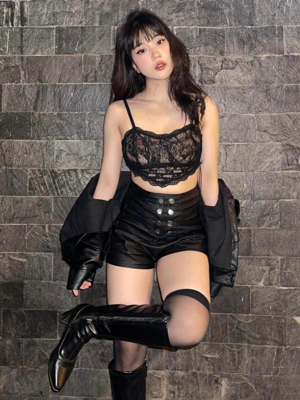 Hot girl cá tính trong đồ đen sexy