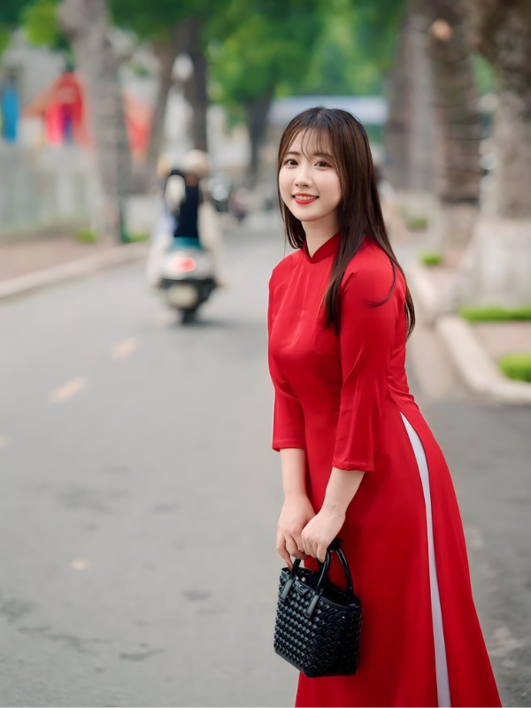 Hot girl áo dài đỏ giữa phố đông
