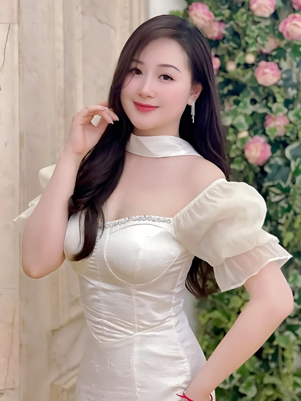 Hot girl váy kem ngọt ngào, nữ tính